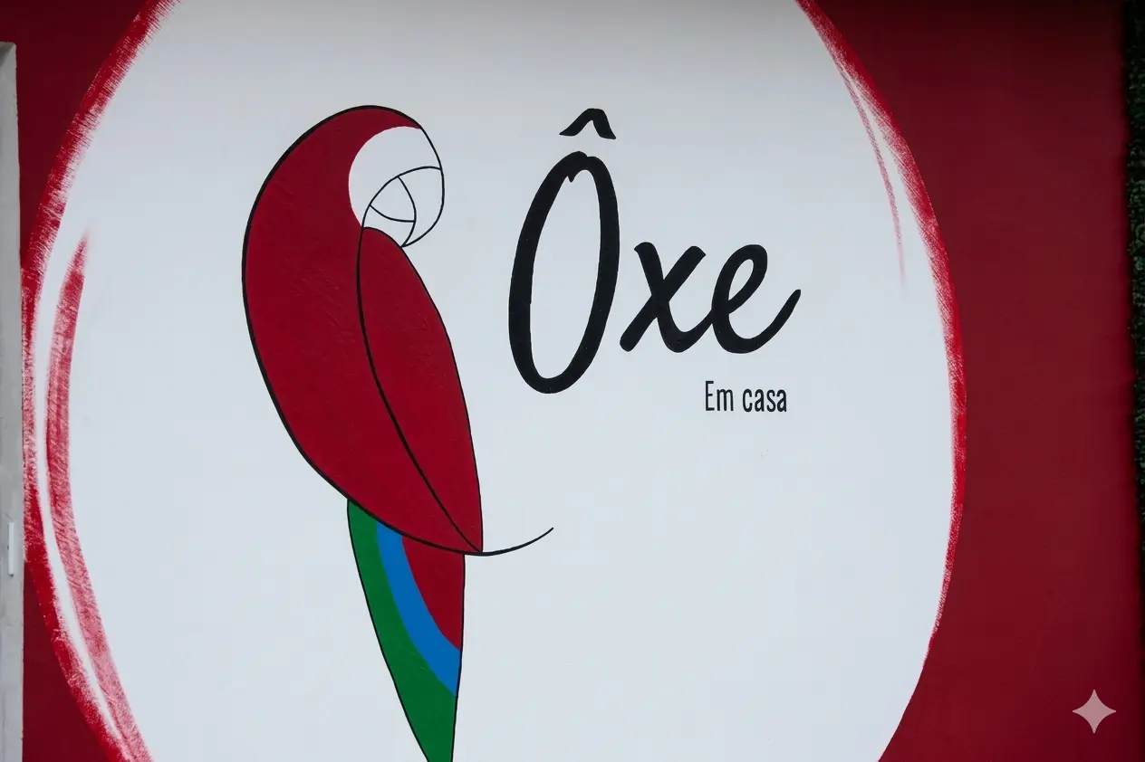 Interior da ÔXE Em Casa com produtos organizados e totem de autopagamento